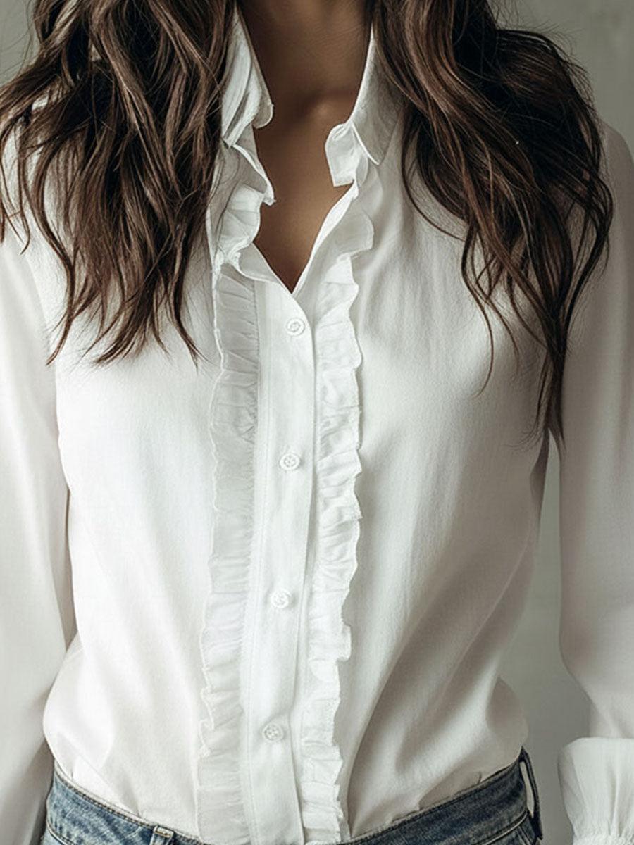 Herbst-Chic: Weiße Rüschenbluse mit Flared Sleeves - warm & elegant