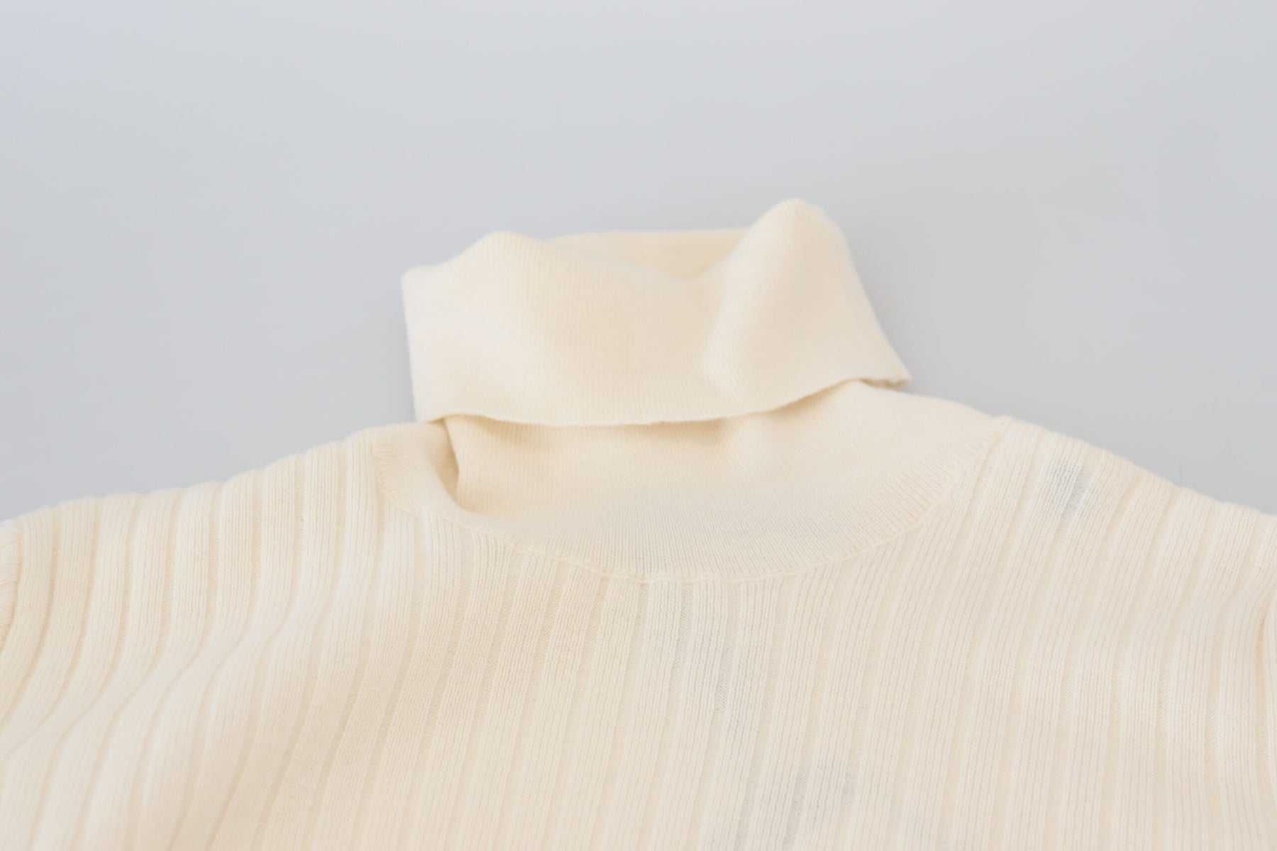 Dolce & Gabbana Elfenbeinfarbener Rollkragenpullover mit ausgefranster Manschette
