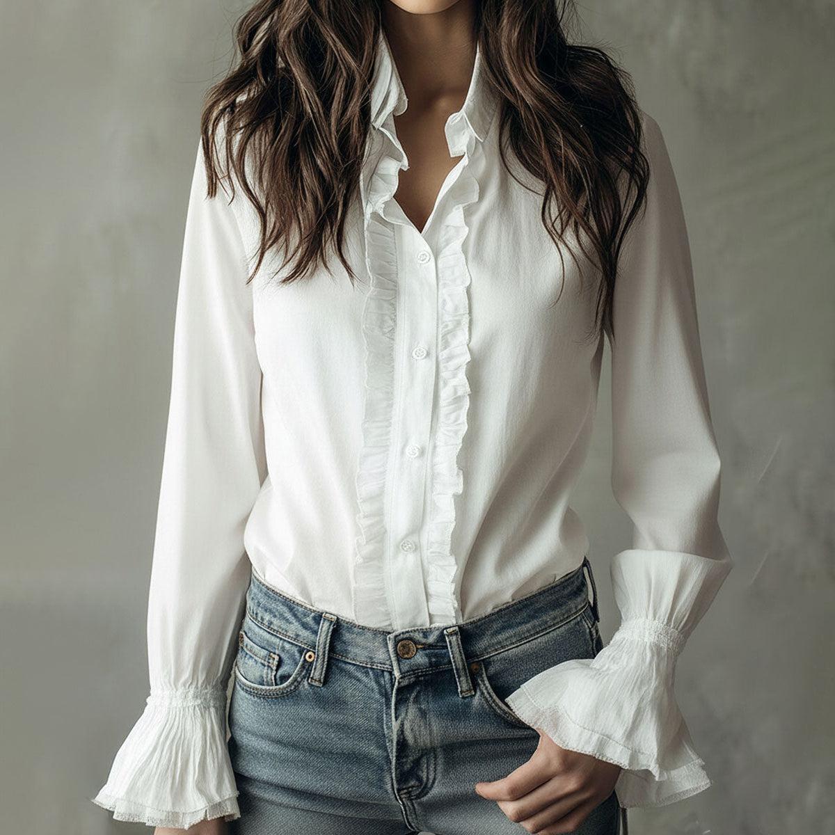 Herbst-Chic: Weiße Rüschenbluse mit Flared Sleeves - warm & elegant