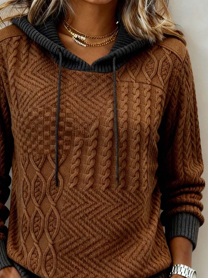 Winterlicher Chic: Brauner Strickpullover mit Kapuze & Farbblock-Design