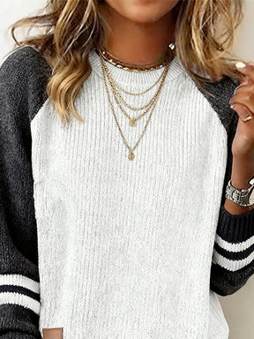 Herbstlicher Grauer Strickpullover mit Gestreiften Manschetten - Kuscheliger Trendsetter