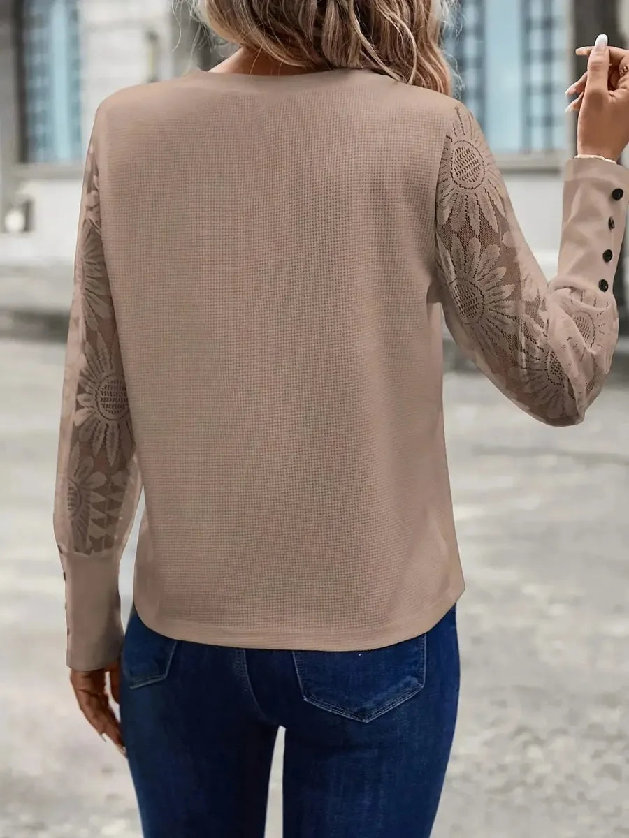Winter Chic: Braun Rundhals Top mit floralen Spitzenärmeln