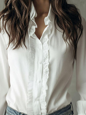 Herbst-Chic: Weiße Rüschenbluse mit Flared Sleeves - warm & elegant
