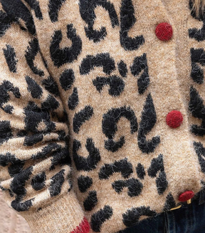 Kuscheliger Herbst-Cardigan mit Leopardenmuster - Wohlfühlmode für kühle Tage