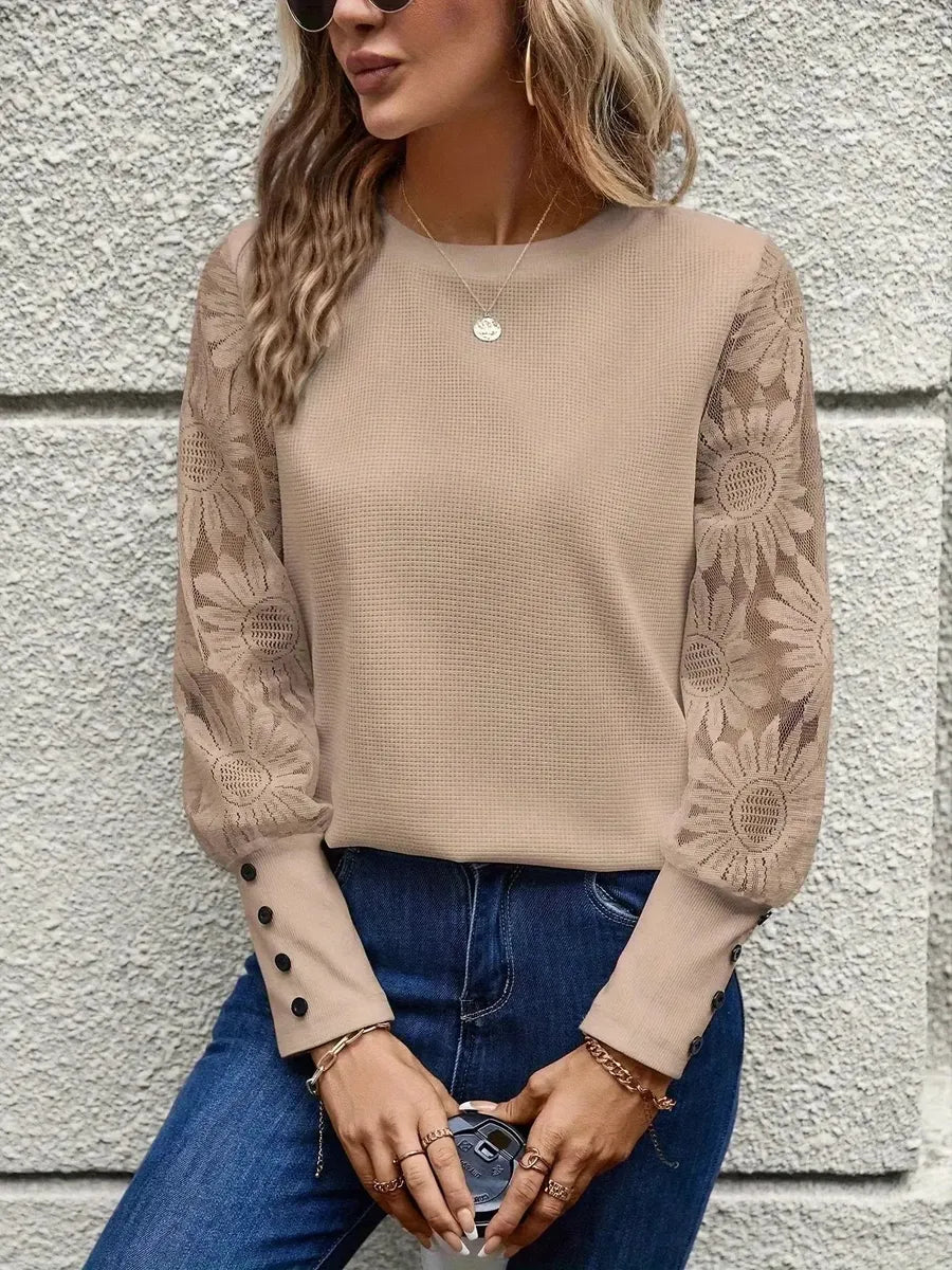 Winter Chic: Braun Rundhals Top mit floralen Spitzenärmeln