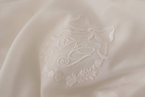 Dolce & Gabbana Weiße Seidenbluse mit DG-Logo-Stickerei und langen Ärmeln