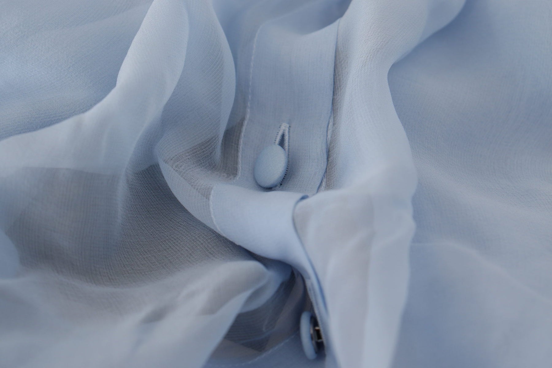 Dolce & Gabbana Hellblaues Seiden-Ascot-Kragen-Top mit langen Ärmeln