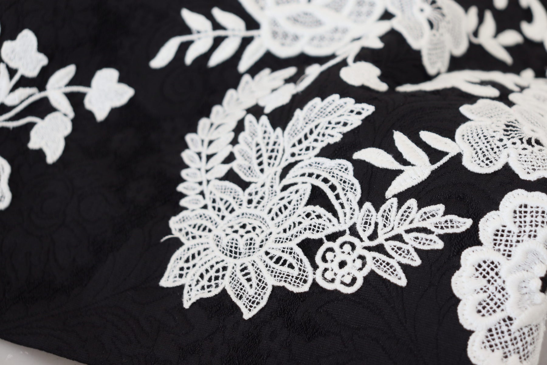 Dolce & Gabbana Schwarzes Kleid mit Spitzenbesatz und halben Ärmeln in A-Linie