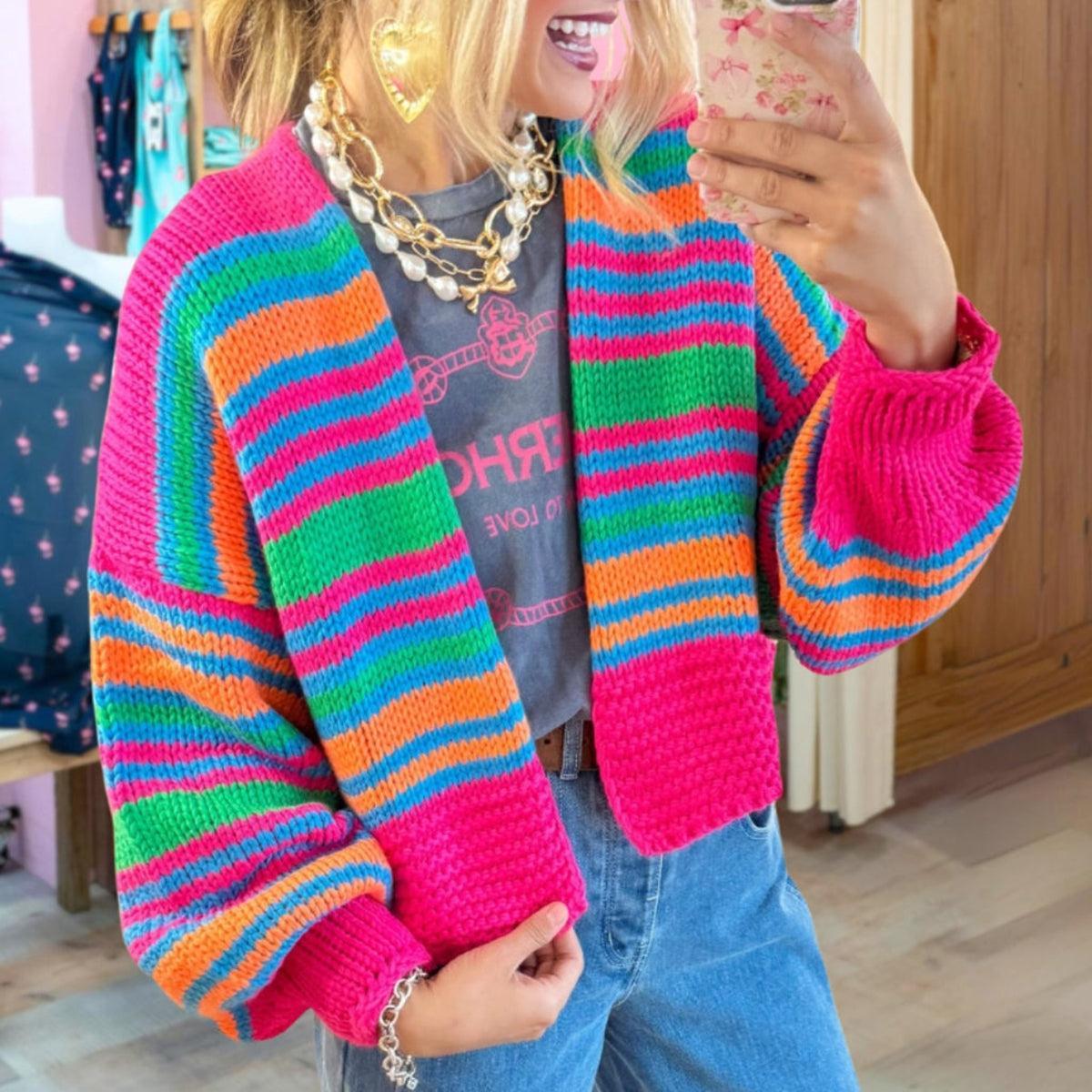 Vibrant Rainbow Striped Knit Cardigan - Ihr farbenfrohes Herbst-Must-Have