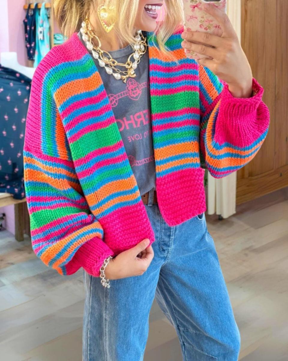 Vibrant Rainbow Striped Knit Cardigan - Ihr farbenfrohes Herbst-Must-Have