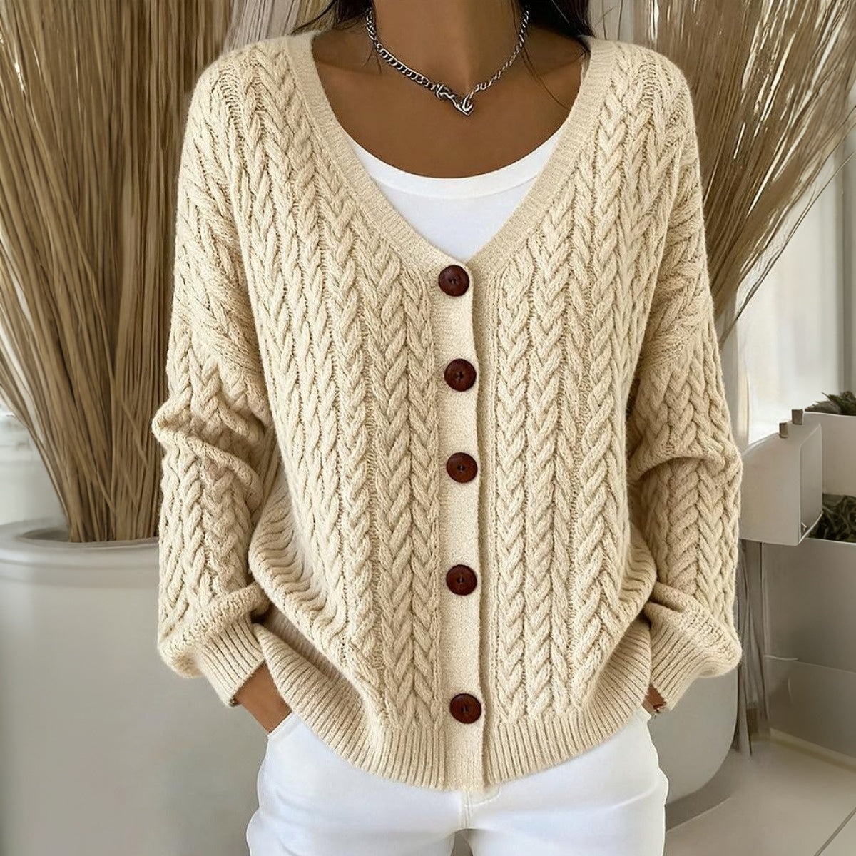 Herbst-Essential: Wärmender Beige Cardigan mit Holzknöpfen