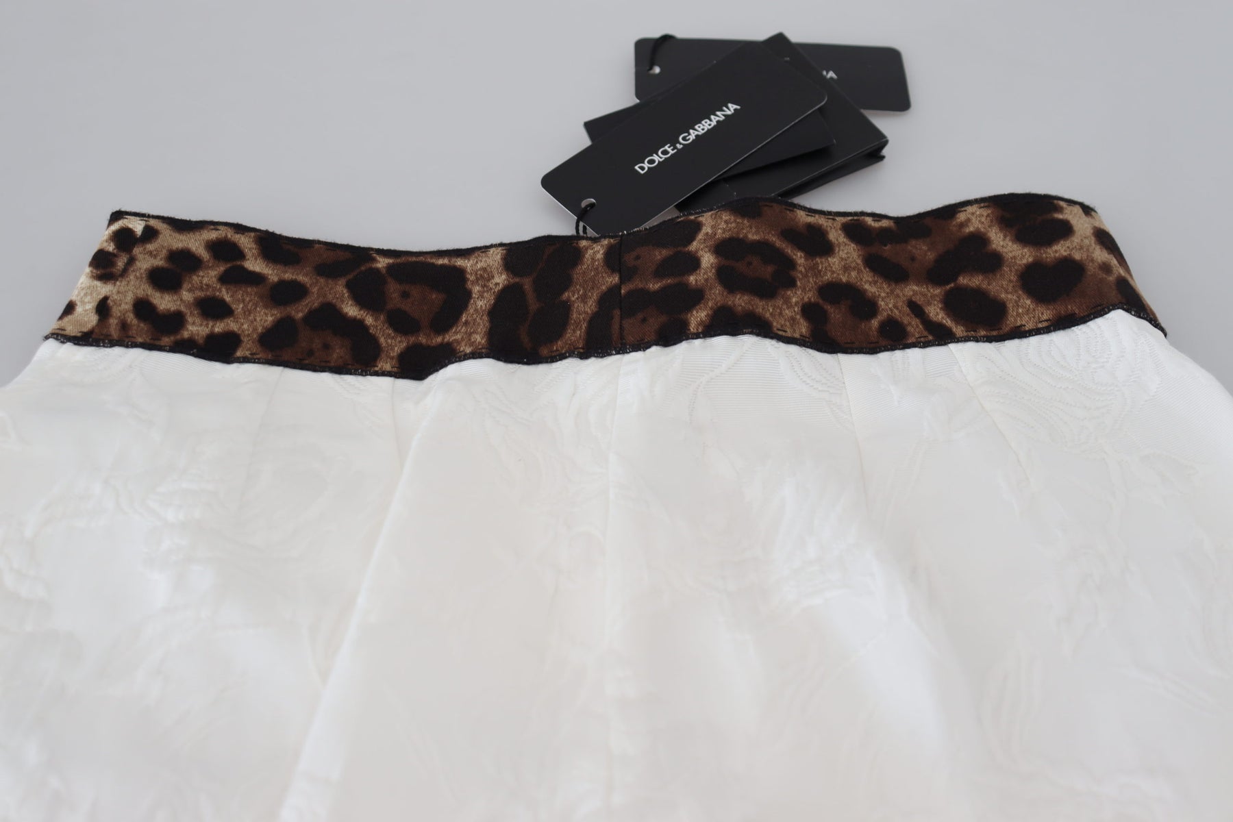 Dolce & Gabbana Weiße Hose mit Leopardenmuster und hoher Taille