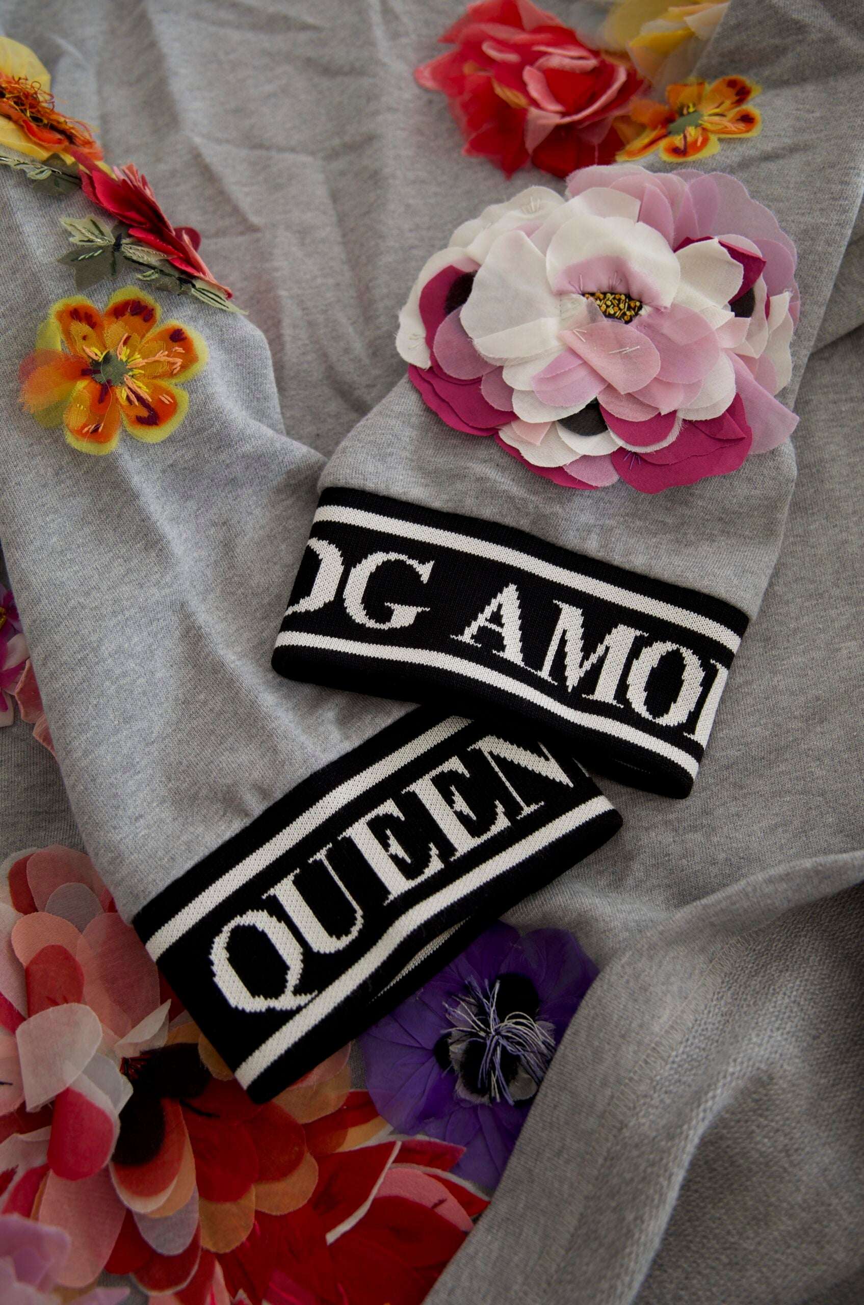Dolce & Gabbana Grauer DG Amore Queen Pullover mit Blumenmuster