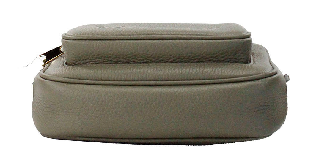 Burberry Kleine Markenkamera-Kreuzbeuteltasche aus genarbtem Leder in Dunkelfarngrün