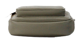 Burberry Kleine Markenkamera-Kreuzbeuteltasche aus genarbtem Leder in Dunkelfarngrün