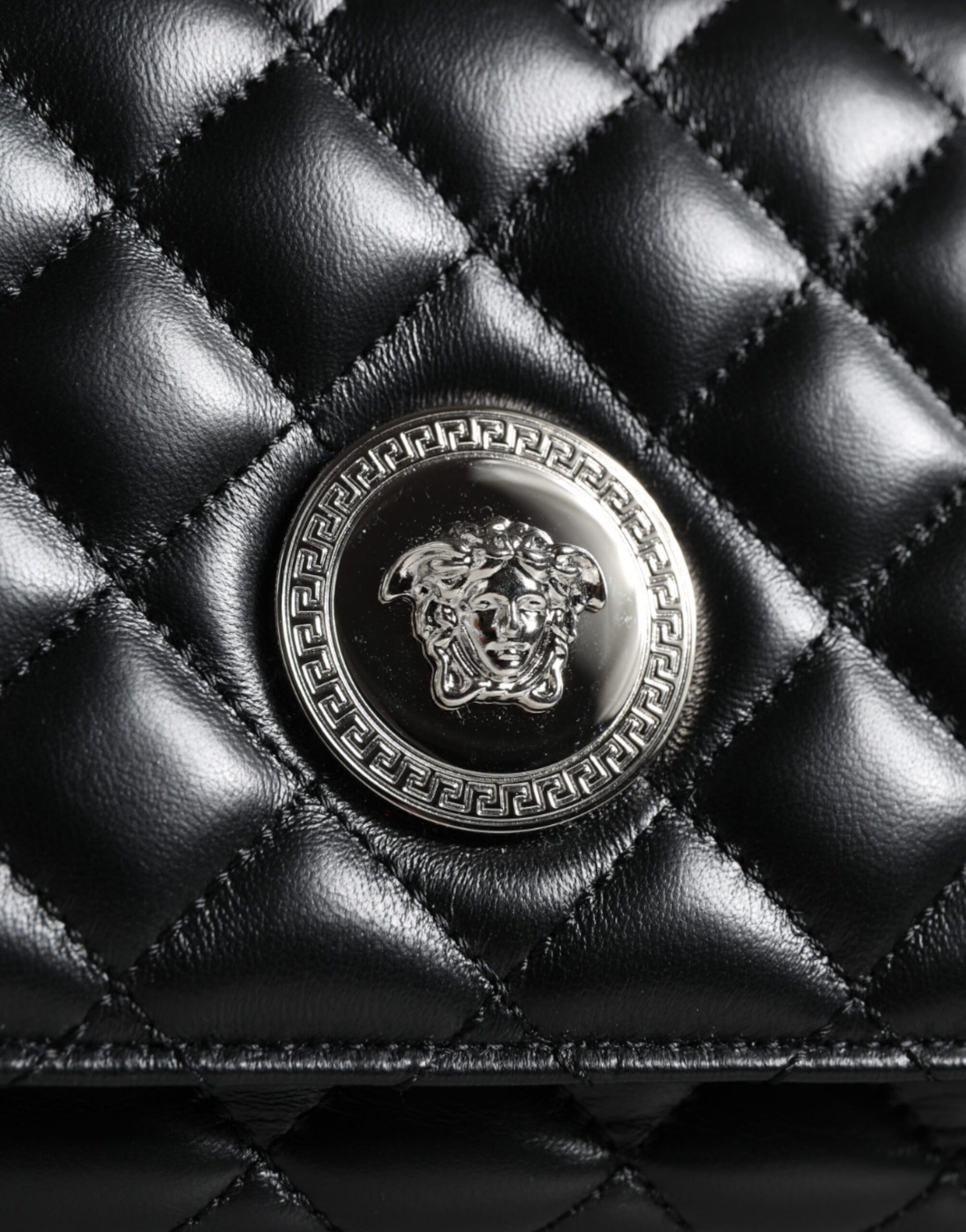 Versace Schwarze gesteppte Lammleder Crossbody Umhängetasche