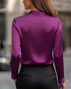 Herbstlicher Luxus: Purple Satin Long Sleeve Bluse mit Bindekragen