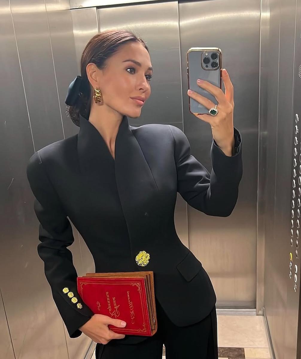 Herbst-Eleganz: Schwarzer Blazer - Perfekter Chic für kühlere Tage