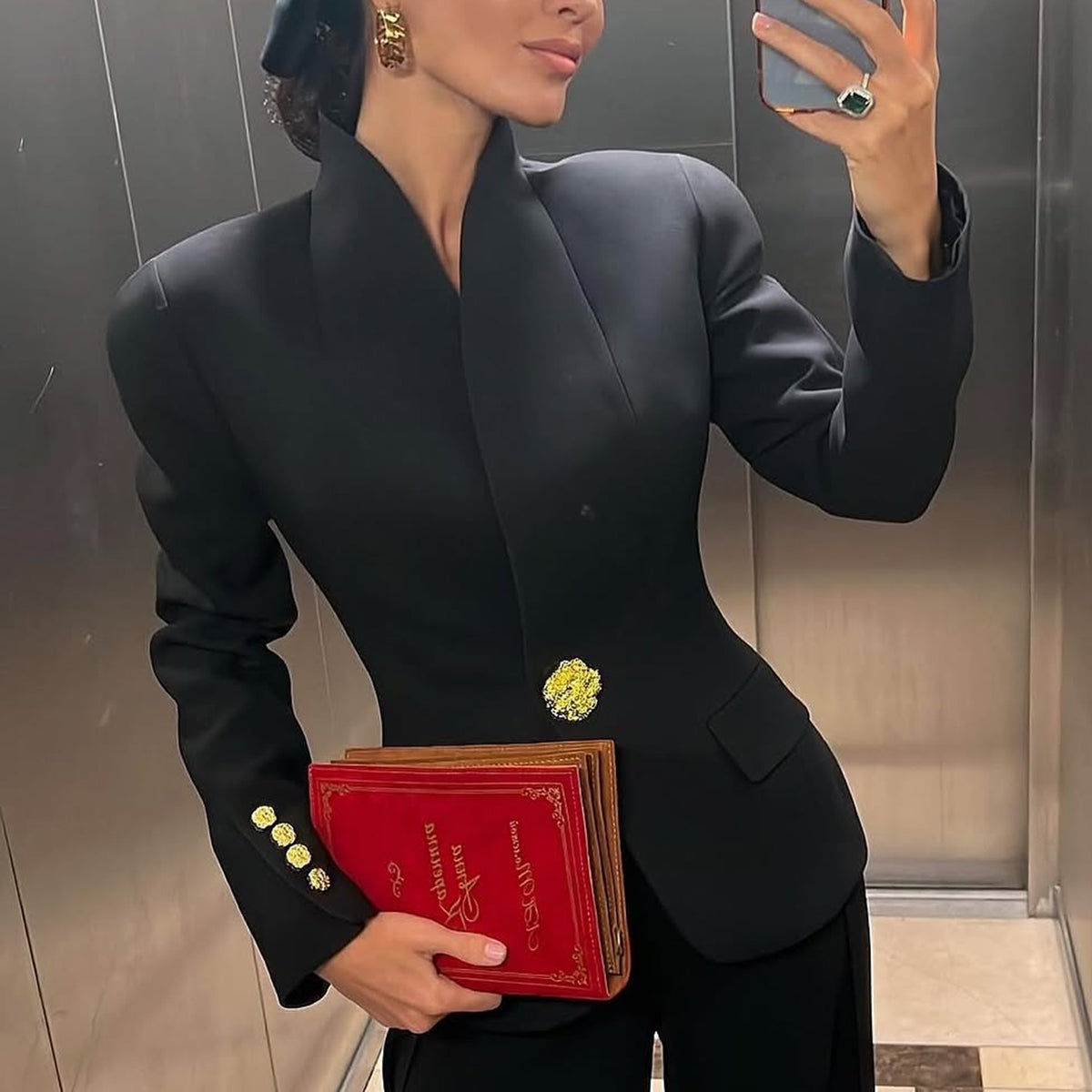 Herbst-Eleganz: Schwarzer Blazer - Perfekter Chic für kühlere Tage