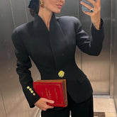 Herbst-Eleganz: Schwarzer Blazer - Perfekter Chic für kühlere Tage
