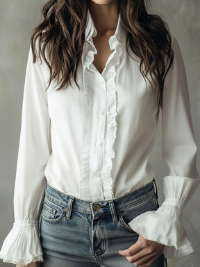 Herbst-Chic: Weiße Rüschenbluse mit Flared Sleeves - warm & elegant