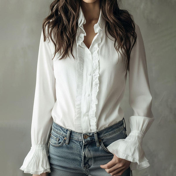 Herbst-Chic: Weiße Rüschenbluse mit Flared Sleeves - warm & elegant