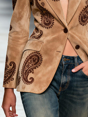 Herbstlicher Luxus: Samtiger Paisley-Print Blazer für stilvolle Herbsttage