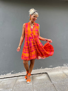 Orangefarbenes Ärmelloses Minikleid - Der perfekte Herbstsbegleiter