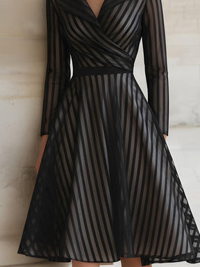 Herbstliches Wickel-Midi-Kleid in Schwarz-Gestreift - Elegant & Komfortabel