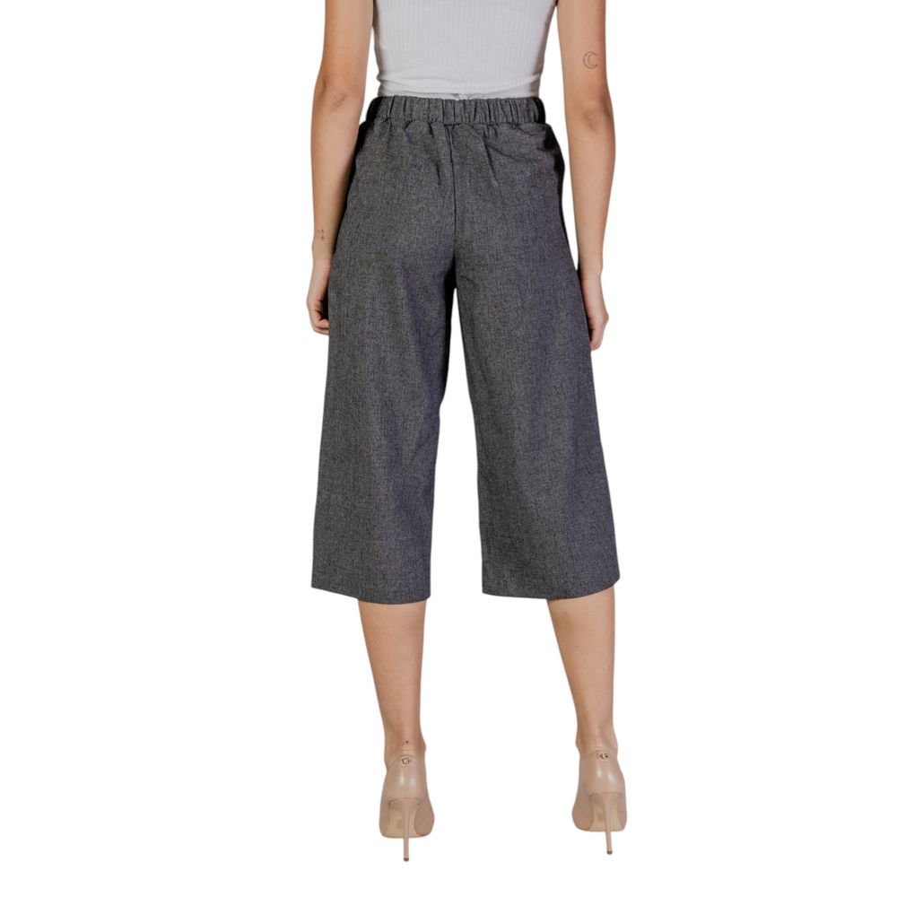 Vero Moda Schwarze und weiße Polyester-Hose in Kurzform