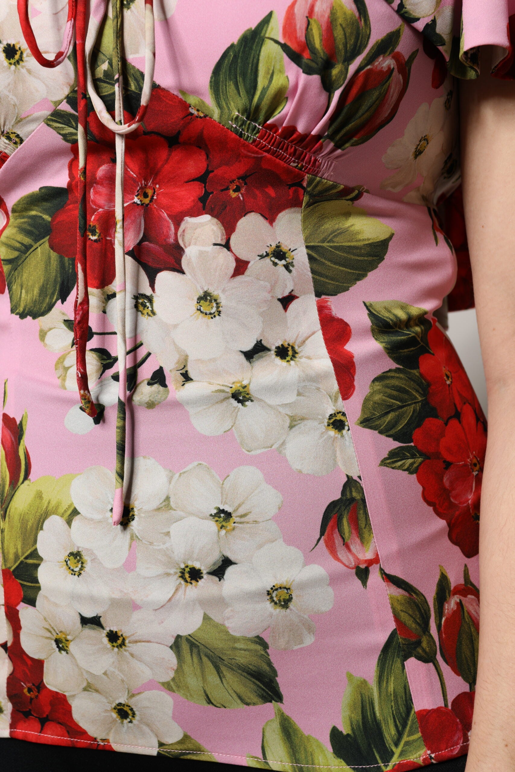 Dolce & Gabbana Rosa geblümtes Seidenblusentop mit kurzen Ärmeln