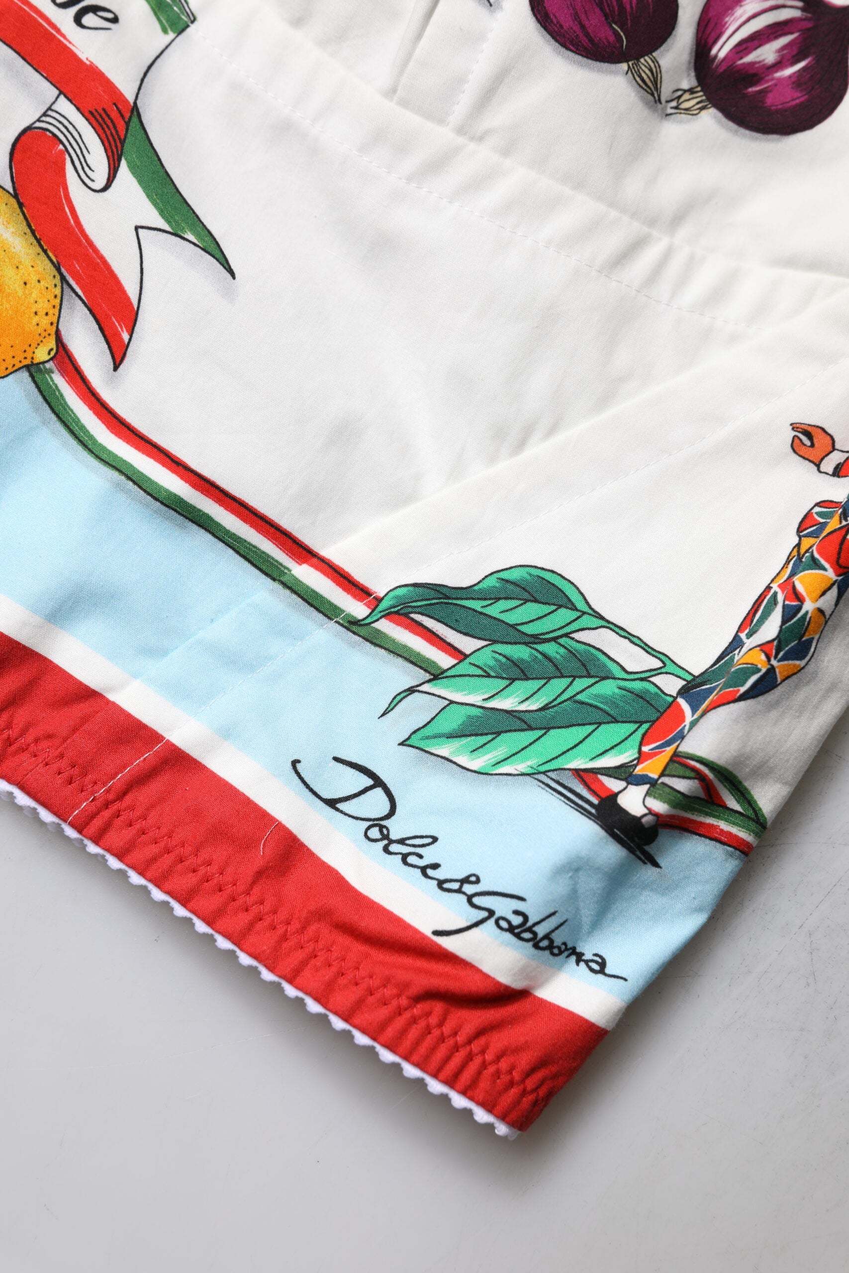 Dolce & Gabbana Weißes Top mit Gemüsedruck und Herzausschnitt