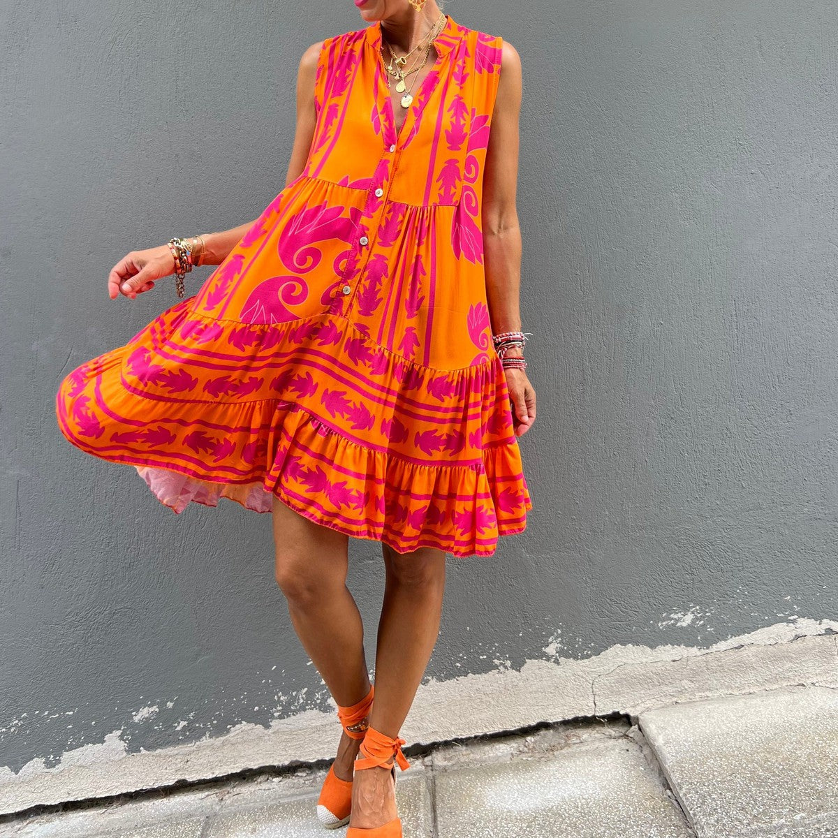 Orangefarbenes Ärmelloses Minikleid - Der perfekte Herbstsbegleiter