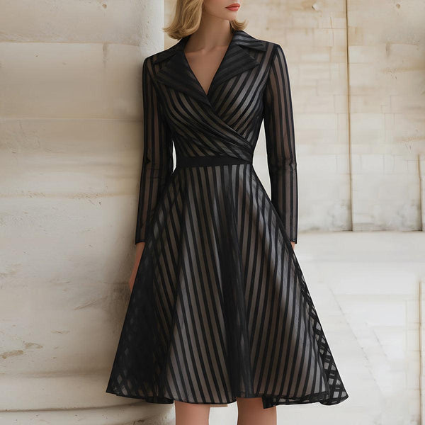 Herbstliches Wickel-Midi-Kleid in Schwarz-Gestreift - Elegant & Komfortabel