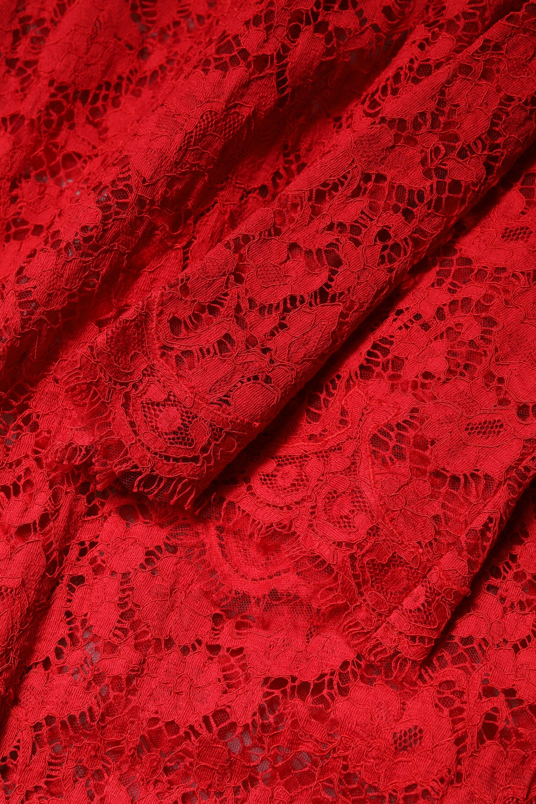 Dolce & Gabbana Rotes Kleid mit floraler Spitze und Strassverzierung