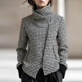 Herbst-Eleganz: Asymmetrischer Mantel im Hahnentrittmuster - Chic & Warm