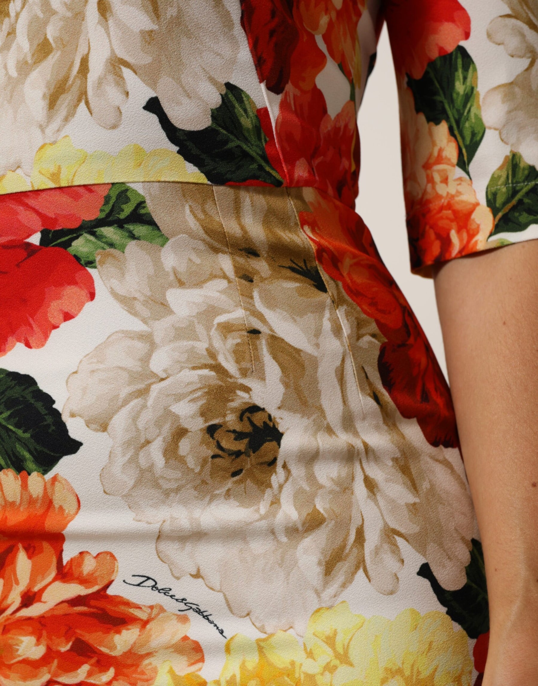 Dolce & Gabbana Multicolor Viskose Etuikleid mit Blumendruck