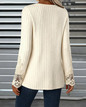 Winter-Eleganz: Vintage-Top in Beige mit Spitzenborte & Komfort-Mix