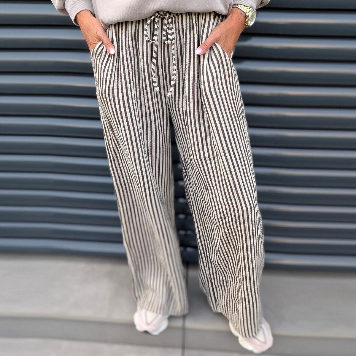 Elastische Herbstshose mit Kordelzug und Streifenprint - Stil trifft Komfort