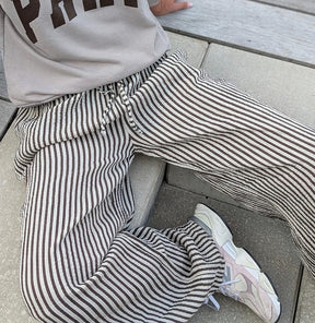 Elastische Herbstshose mit Kordelzug und Streifenprint - Stil trifft Komfort