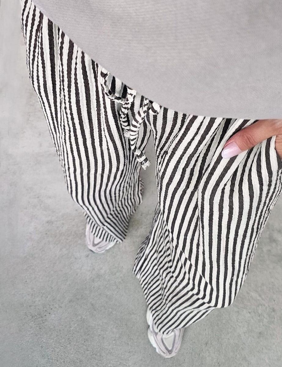 Elastische Herbstshose mit Kordelzug und Streifenprint - Stil trifft Komfort