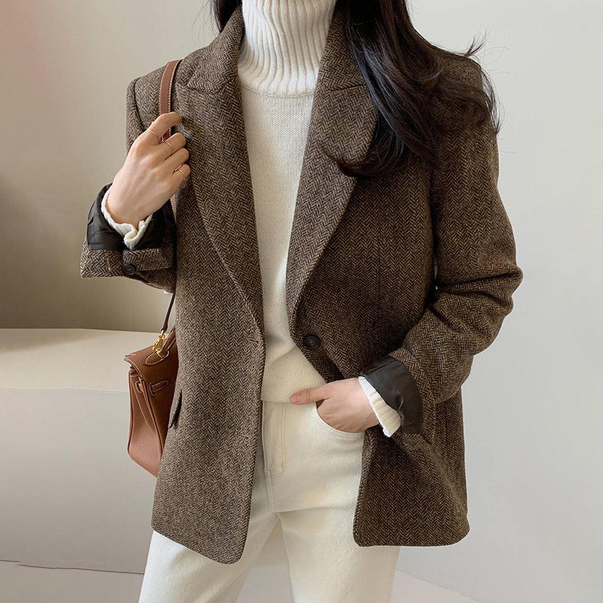 Herbst-Eleganz: Coffee Herringbone Wollblazer mit Leder-Cuff-Details