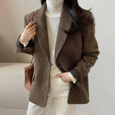 Herbst-Eleganz: Coffee Herringbone Wollblazer mit Leder-Cuff-Details