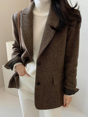 Herbst-Eleganz: Coffee Herringbone Wollblazer mit Leder-Cuff-Details