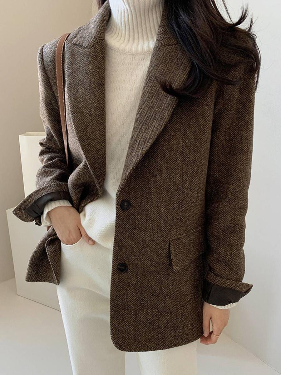 Herbst-Eleganz: Coffee Herringbone Wollblazer mit Leder-Cuff-Details