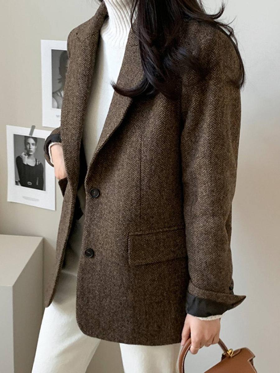 Herbst-Eleganz: Coffee Herringbone Wollblazer mit Leder-Cuff-Details