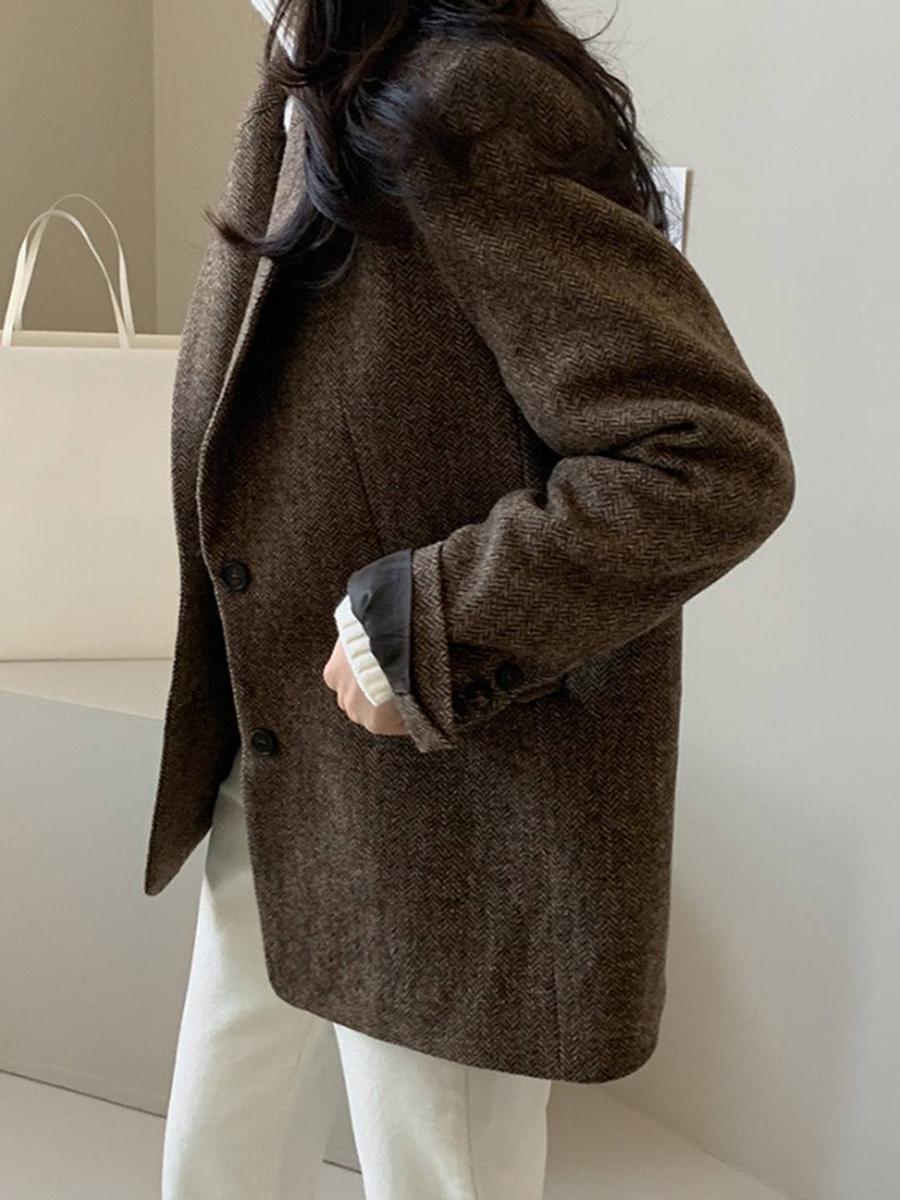 Herbst-Eleganz: Coffee Herringbone Wollblazer mit Leder-Cuff-Details