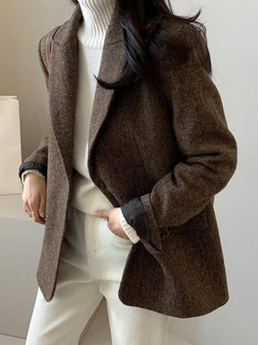Herbst-Eleganz: Coffee Herringbone Wollblazer mit Leder-Cuff-Details