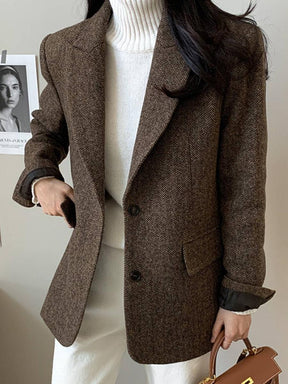 Herbst-Eleganz: Coffee Herringbone Wollblazer mit Leder-Cuff-Details