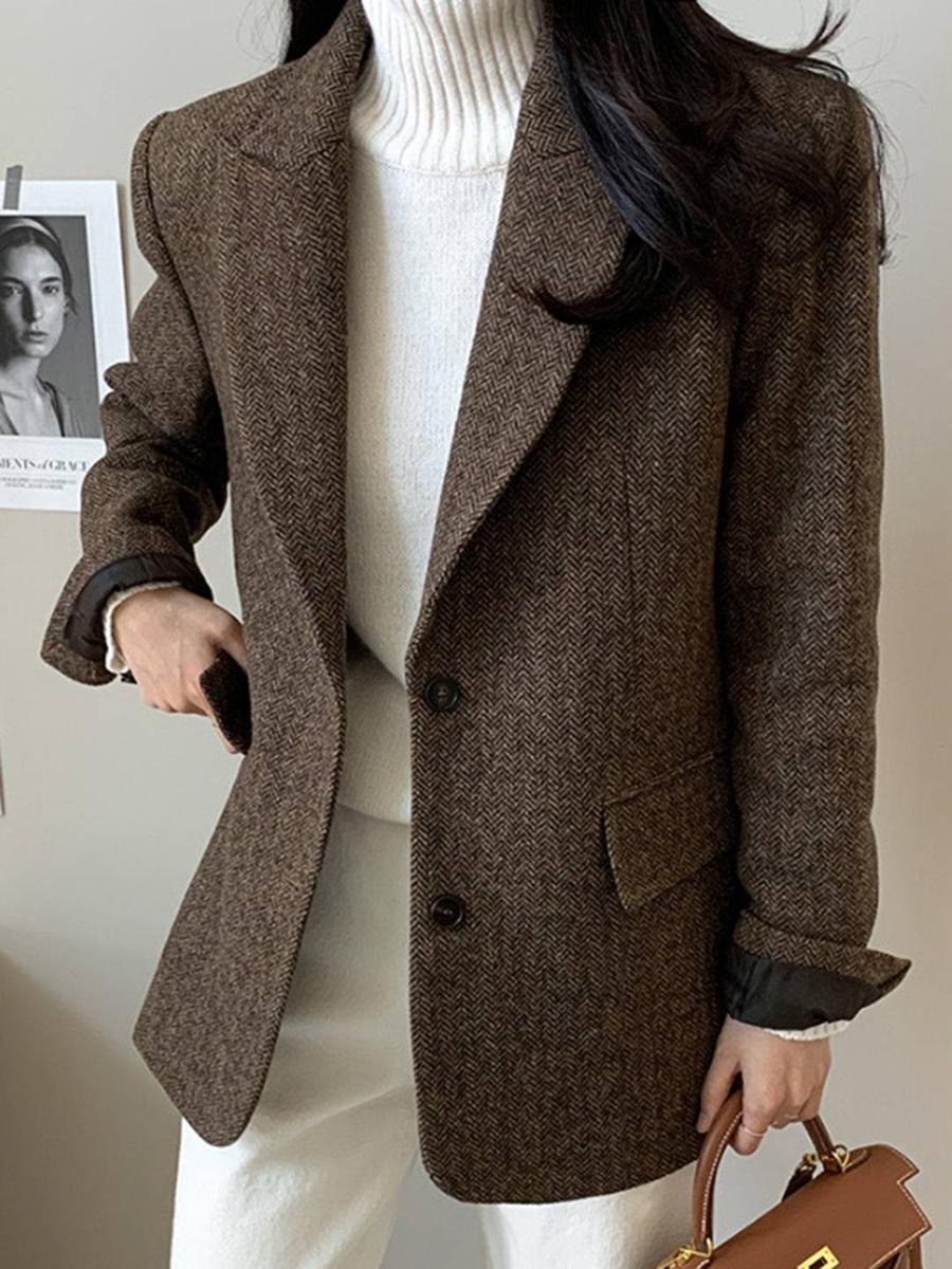 Herbst-Eleganz: Coffee Herringbone Wollblazer mit Leder-Cuff-Details